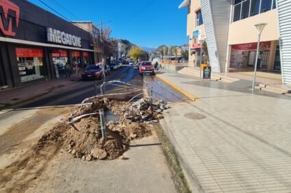 CHILECITO: SEMEJANTE PERDIDA DE AGUA EN PLENO CENTRO DE LA CIUDAD