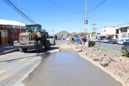 CHILECITO: EL MUNICIPIO REALIZÓ HORMIGONADO EN BACHE FRENTE A LA TERMINAL